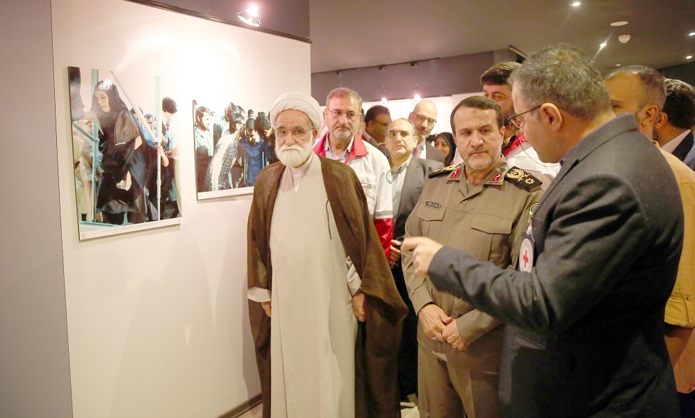 بازدید سردار کارگر از نمایشگاه «پرواز بازگشت» در جمعیت هلال احمر