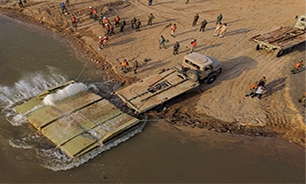 نصب پل شناور دهستان عنافچه توسط مهندسی رزمی ارتش