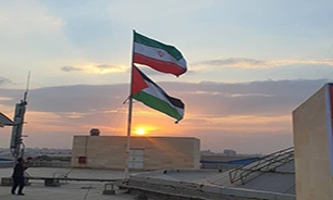 پرچم ایران و فلسطین بر فراز شرکت لوله سازی اهواز برافراشته شد