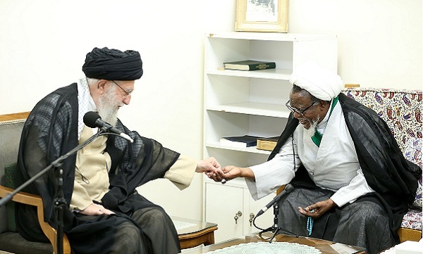 شیخ زکزاکی و همسرش از امام خامنه‌ای انگشتر هدیه گرفتند