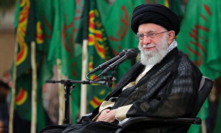 امام خامنه‌ای: ملت ایران در نبردی نابرابر روی سکوی پیروزی ایستاد/ غربی‌ها در کشورهای منطقه پایگاه دارند و ما نفوذ معنوی داریم/ حفظ عزت و شرف نیرو‌های مسلح ضروری است