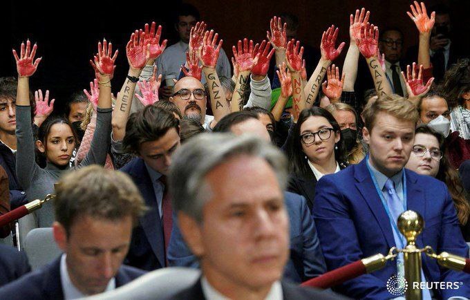 عکس/ اعتراض به سخنرانی «بلینکن» با دست‌های خونین
