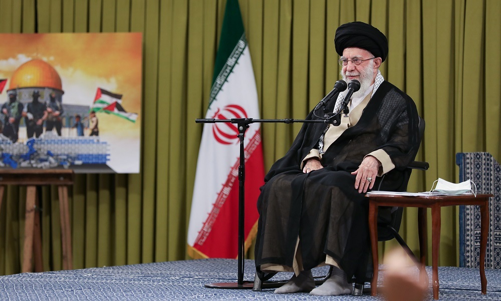 امام خامنه‌ای: ۱۳ آبان ۵۸ ضربه ملت ایران به آمریکا بود/ منسوب کردن دشمنی آمریکا با ملت ایران به حادثه تسخیر سفارت یک دروغ بزرگ است