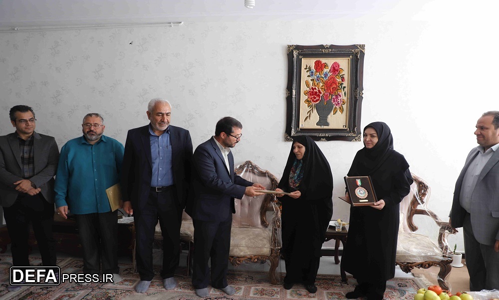 دیدار مدیرکل کتابخانه‌های عمومی استان همدان با خانواده شهید «گلوشجردی» +تصاویر