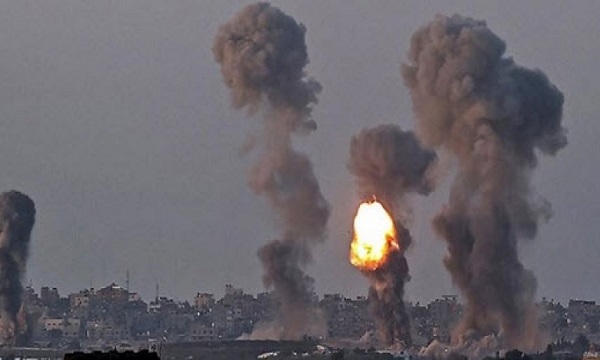 ریختن همزمان بمب و اعلامیه روی سر مردم غزه