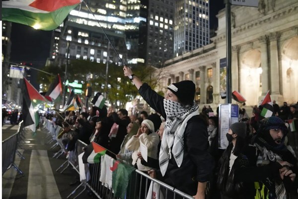 اشغال دفتر روزنامه «نیویورک تایمز» توسط حامیان فلسطین+ تصاویر