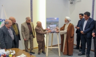 رونمایی از کتاب «عرفان مجسم، از خاک تا افلاک» در صحن علنی شورای اسلامی شهر اصفهان