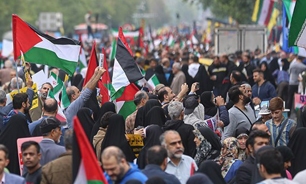 مردم قزوین در حمایت از کودکان و مردم مظلوم فلسطین راهپیمایی می‌کنند