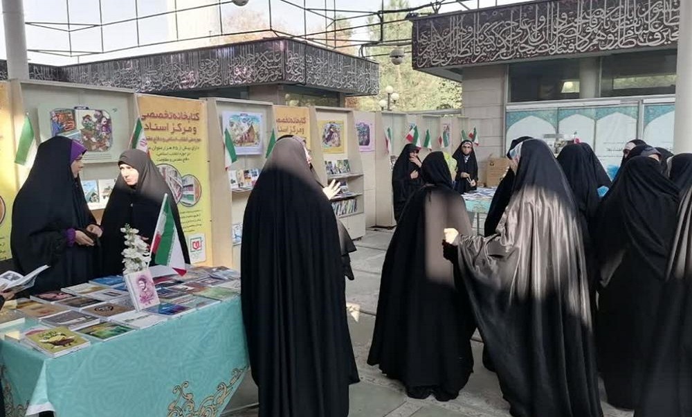 برپایی غرفه کتابخانه تخصصی دفاع مقدس در نمازجمعه تهران