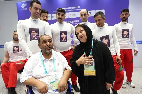 مادر شهید الداغی با قهرمانان بازی‌های پاراآسیایی هانگژو عکس یادگاری گرفت+ تصاویر
