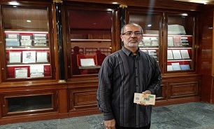 شهروند کانادایی؛ مجموعه پاکت و تمبر خود را به موزه مرکزی آستان قدس رضوی اهدا کرد
