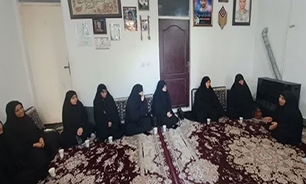 جمعی از طلاب بسیجی استان البرز به دیدار خانواده شهید عجمیان رفتند