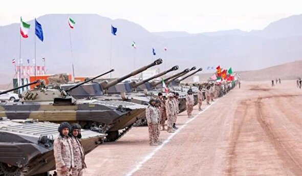 فیلم/ رزمایش تانک‌ها و هلی‌کوپتر‌های سپاه در کویر
