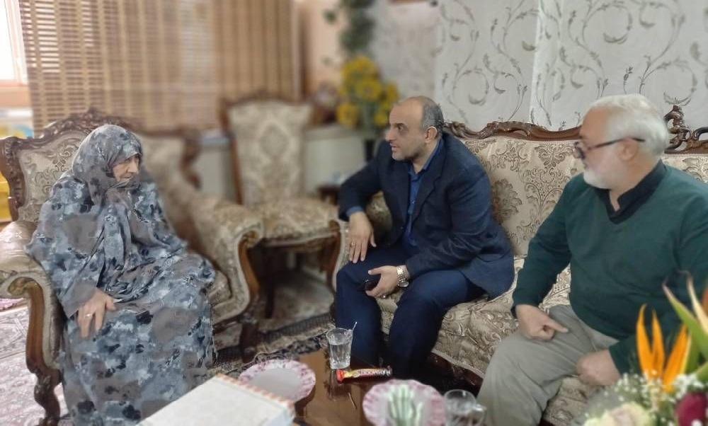 دیدار مدیرکل کمیته امداد استان تهران با خانواده شهید « حمیدرضا کریمی نژاد»