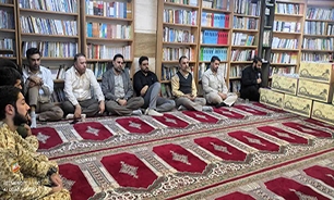 برگزاری مراسم زیارت عاشورا توسط خادمان حوزه دفاع مقدس خوزستان در جوار شهدای گمنام