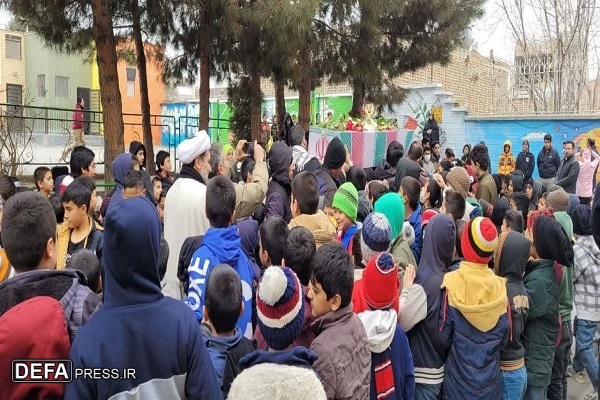 وداع دانش‌آموزان روستای بهارستان با شهید گمنام دفاع مقدس+ فیلم و تصاویر