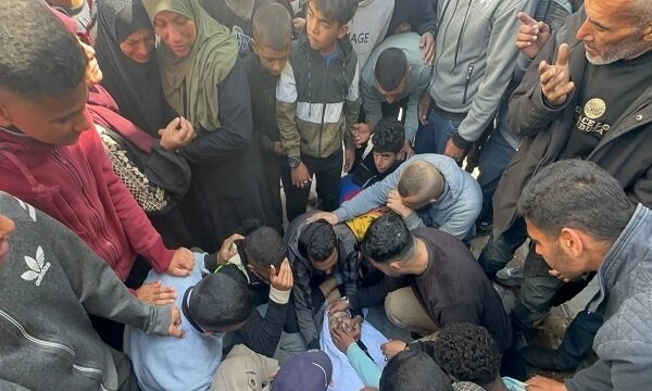 تداوم حملههای رژیم صهیونیستی به ماموران تامین امنیت کامیونهای حامل کمکهای بشردوستانه در غزه تداوم حملههای رژیم صهیونیستی به ماموران تامین امنیت کامیونهای حامل کمکهای بشردوستانه در غزه