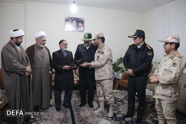 دیدار فرمانده هنگ مرزی تایباد با خانواده شهیدان «آرمش» و «نامدار»