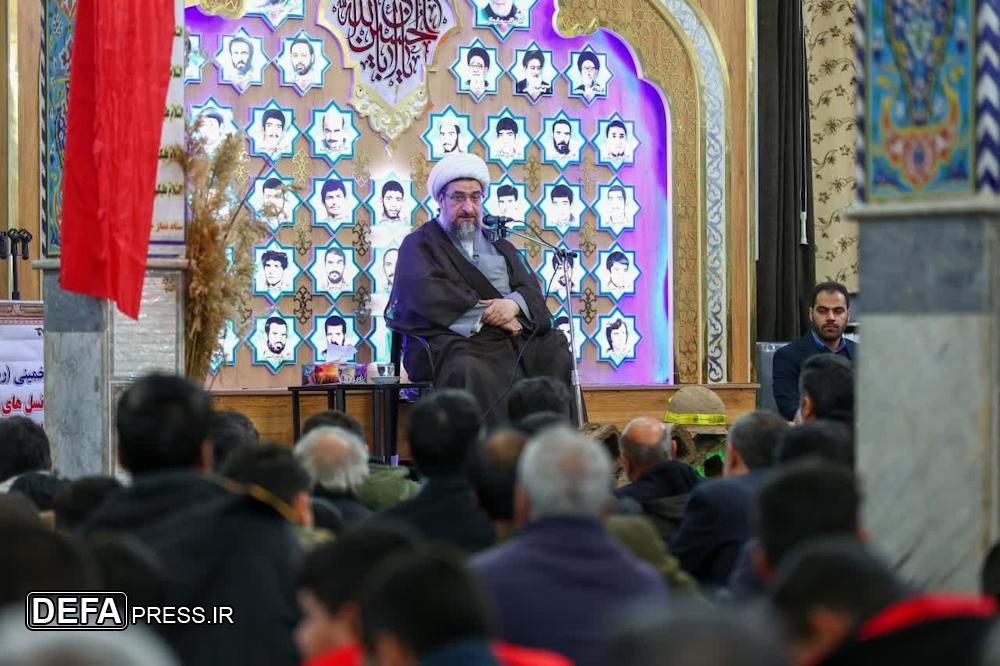 تمامی مسئولین کشور در مقابل سردار سلیمانی که نه تنها عمر خود بلکه جان خود را فدا کرد
