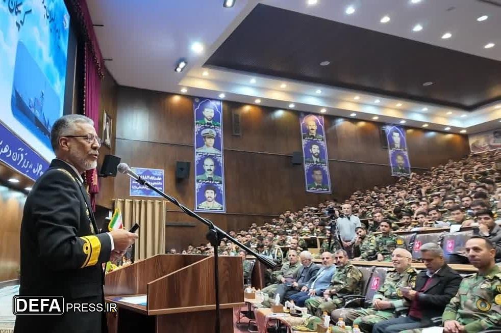 دریادار سیاری: انگیزه انقلابی، کلید موفقیت ارتش در رسیدن به قله‌های افتخار است