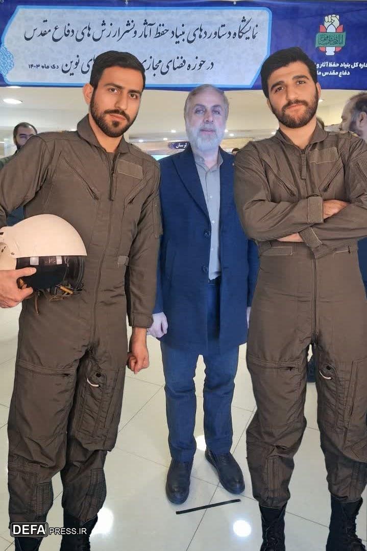 عکس معاون عملیات فضای مجازی ستاد کل نیروهای مسلح با شهیدان «کشوری» و «شیرودی»