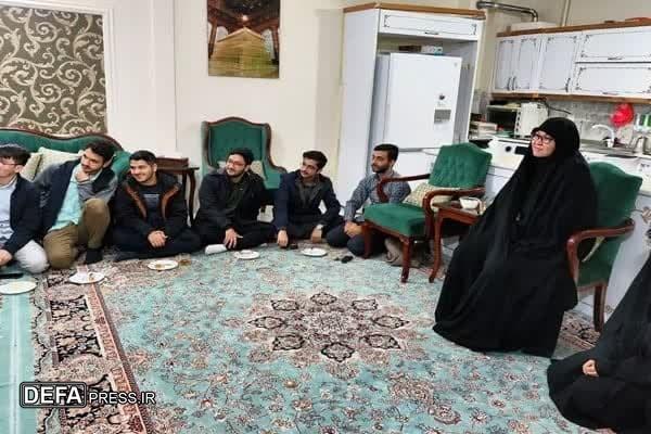 دیدار دانشجویان دانشگاه علوم پزشکی مشهد با خانواده فرمانده شهید لشکر فاطمیون+ تصاویر