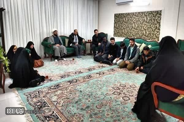 دیدار دانشجویان دانشگاه علوم پزشکی مشهد با خانواده فرمانده شهید لشکر فاطمیون+ تصاویر