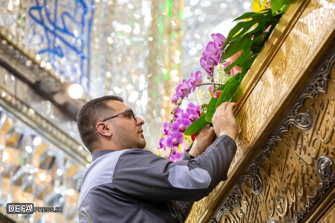 گل‌آرایی حرم حضرت سیدالشهدا (ع) در آستانه ولادت حضرت امیرالمؤمنین (ع)+ تصاویر