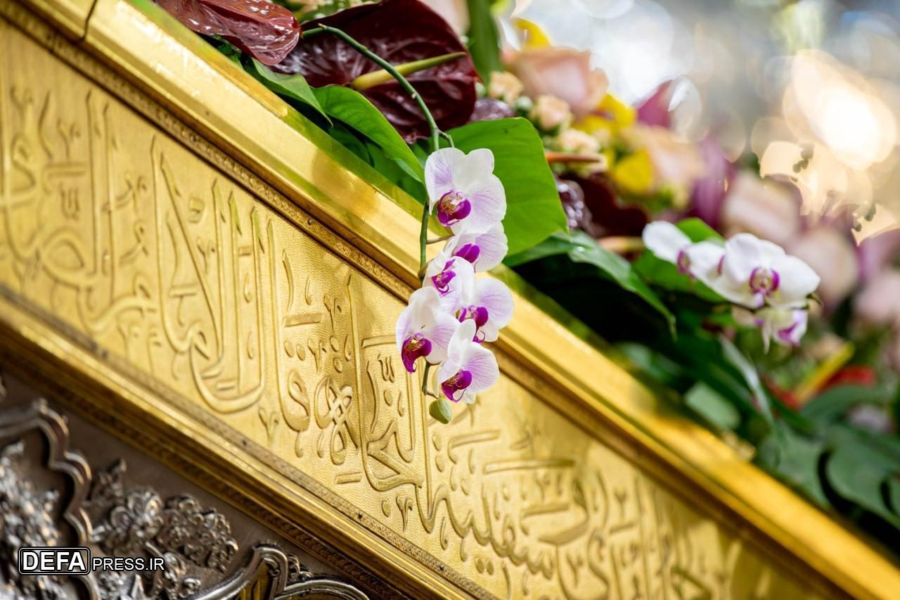 گل‌آرایی حرم حضرت سیدالشهدا (ع) در آستانه ولادت حضرت امیرالمؤمنین (ع)+ تصاویر