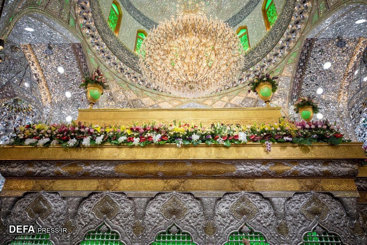 گل‌آرایی حرم حضرت سیدالشهدا (ع) در آستانه ولادت حضرت امیرالمؤمنین (ع)+ تصاویر