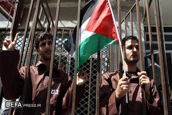 بررسی لیست اسامی اسرای فلسطینی که قرار است آزاد شوند در تل‌آویو