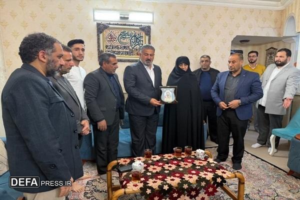 دیدار فرماندهان حشدالشعبی با خانواده شهدای مدافع حرم در مشهد