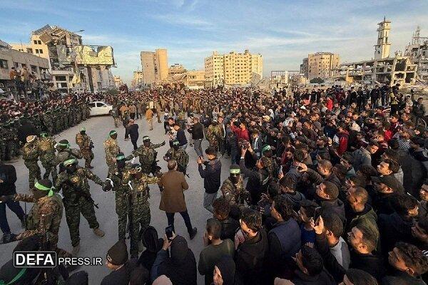 حضور گسترده مبارزان گردان‌های قسام در تقاطع السرایا در غزه در جریان عملیات تحویل اسرای اسرائیلی