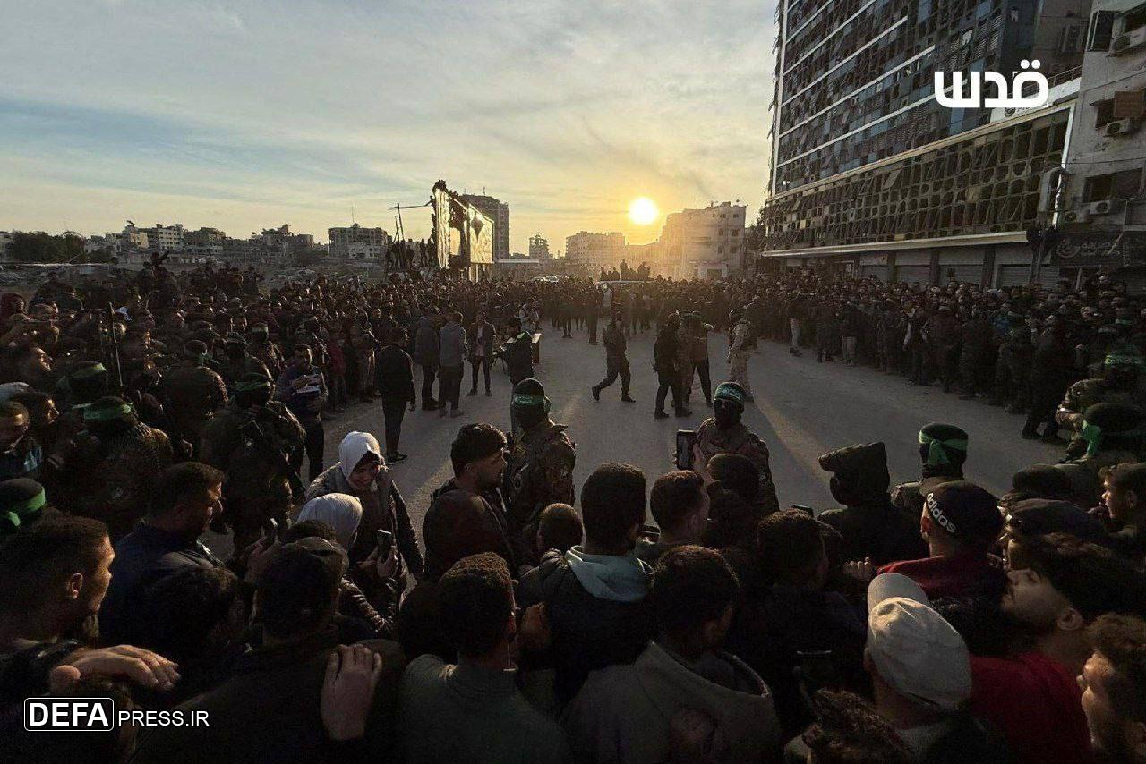 حضور گسترده مبارزان گردان‌های قسام در تقاطع السرایا در غزه در جریان عملیات تحویل اسرای اسرائیلی