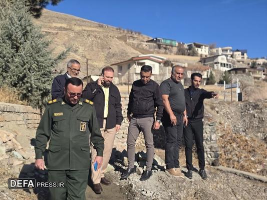 بازدید بخشدار چندار از روند احداث دیوار و محوطه‌سازی یادمان شهدای گمنام روستای دوزعنبر