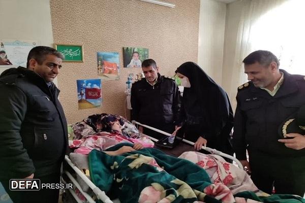 رئیس اداره ایثارگران فرمانده انتظامی خراسان رضوی از مادر شهید «امید پارداد» عیادت کرد