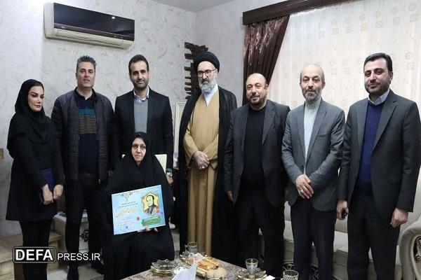 دیدار مسئولین دانشگاه آزاد با خانواده شهید «تهیدست» در گیلان