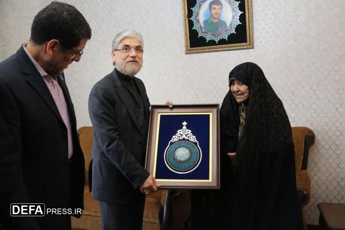 دیدار وزیر علوم با مادر شهیدان رئیسی و کاوه