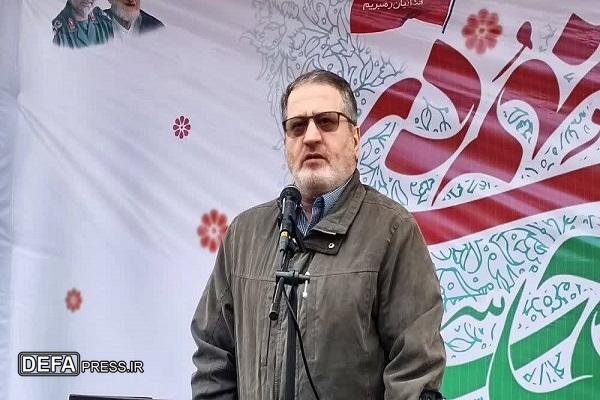 با ولایت، ترسی از دشمنان نداریم/ مردم پای کار انقلاب ایستاده‌اند