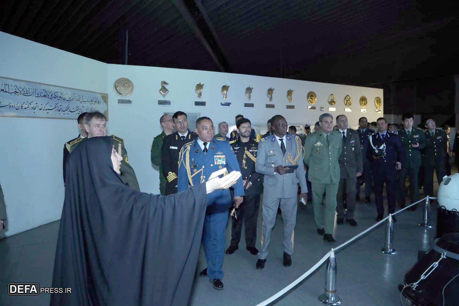 بازدید جمعی از وابستگان دفاعی نظامی خارجی مقیم تهران از موزه ملی انقلاب اسلامی و دفاع مقدس+ تصاویر