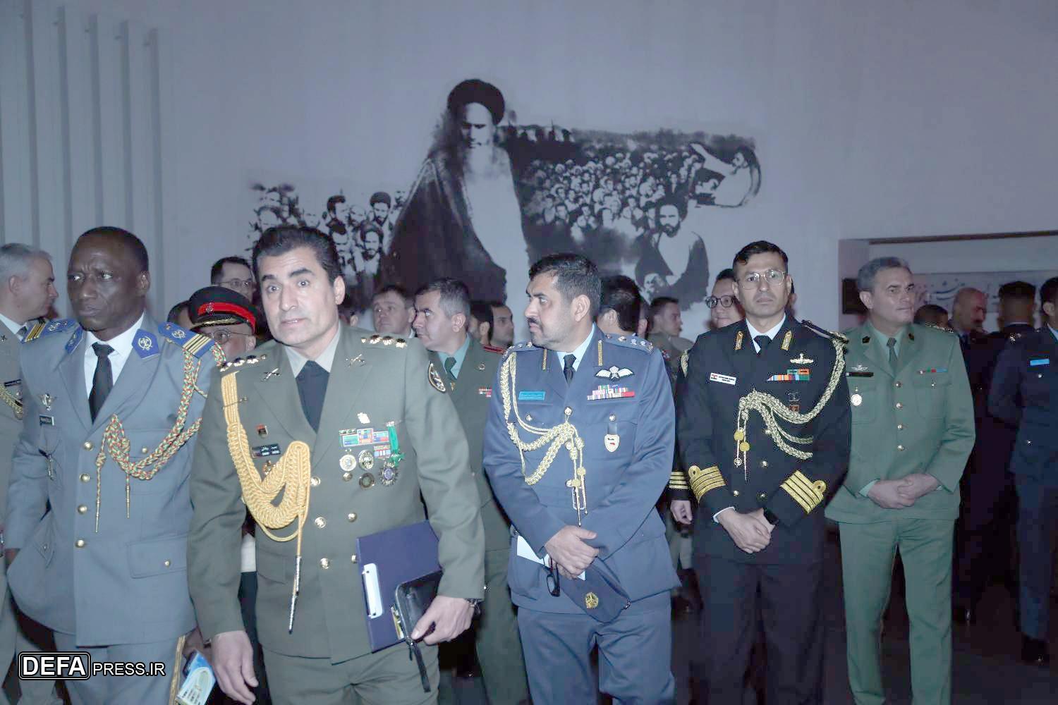 بازدید جمعی از وابستگان دفاعی نظامی خارجی مقیم تهران از موزه ملی انقلاب اسلامی و دفاع مقدس+ تصاویر