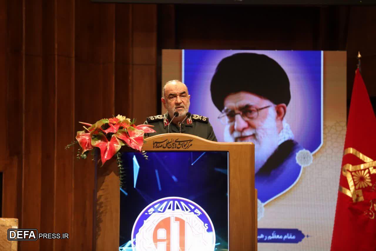 فرمانده کل سپاه: سعی داریم در خطوط مقدم پیشرفت‌های جهانی حرکت کنیم