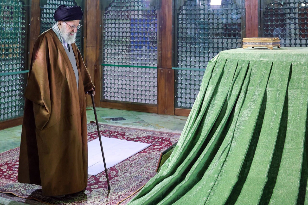رهبر معظم انقلاب اسلامی در مرقد امام (ره) حضور یافتند