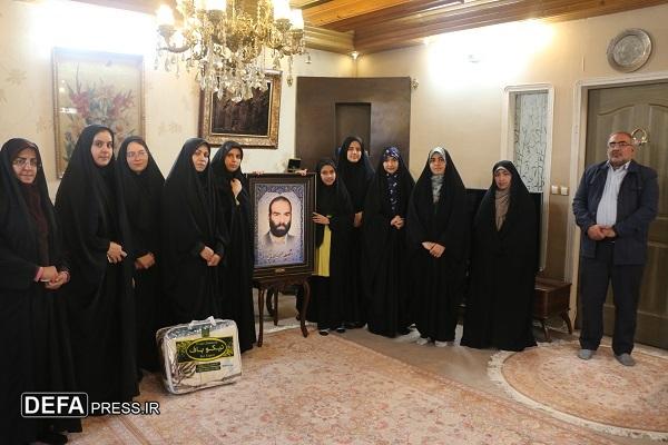 دیدار جمعی از دانش‌آموزان با خانواده معلم شهید «حسن محدثی» در قم