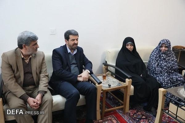 دیدار استاندار همدان با خانواده شهید «سنایی» + تصاویر