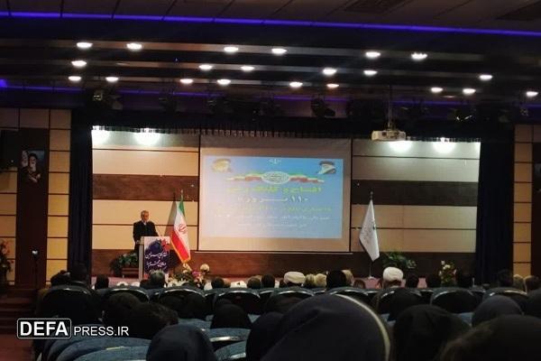 مشکلات را باید رفع کنیم و از کارآفرینان و نخبگان تجلیل کنیم