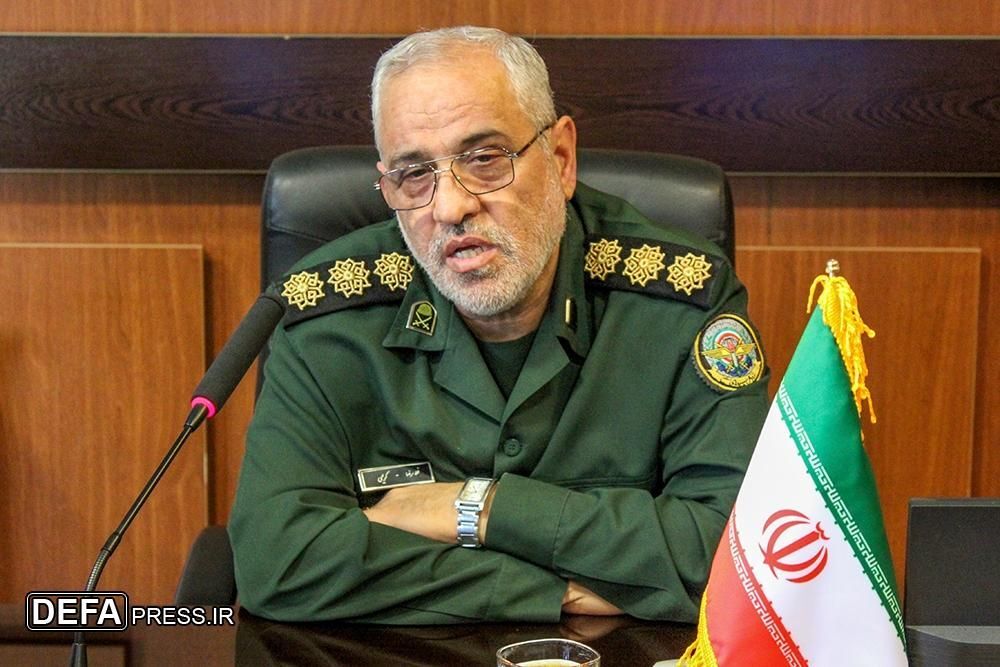 پاسداران با همه توان خود پای کار انقلاب اسلامی هستند