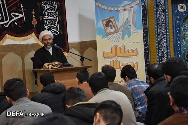 مدیر مدرسه علمیه امام علی‌ابن‌موسی‌الرضا (ع): مردم‌سالاری دینی، پاسخ انقلاب اسلامی به متحجرین و غرب‌زدگان است