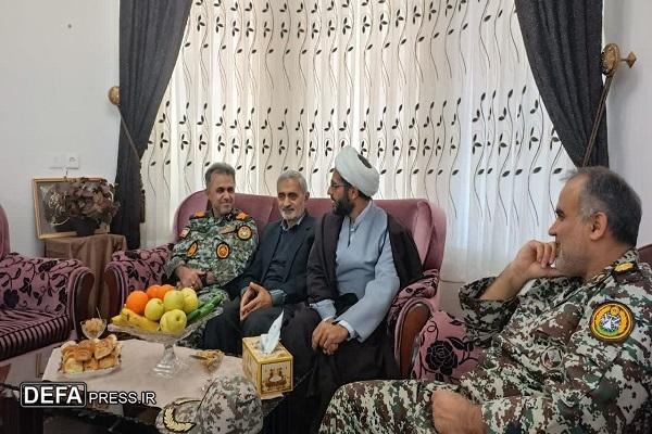 دیدار فرمانده پدافند هوایی مازندران با خانواده شهید «هادی باغبانی»