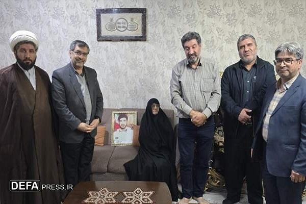 دیدار معاون نظارت راهبردی نماینده ولی فقیه در بنیاد شهید با خانواده شهدای خوزستانی